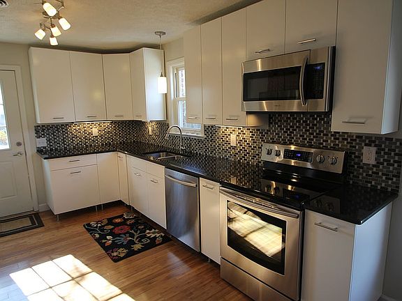 2nd image of 1010 Broadmoor Dr