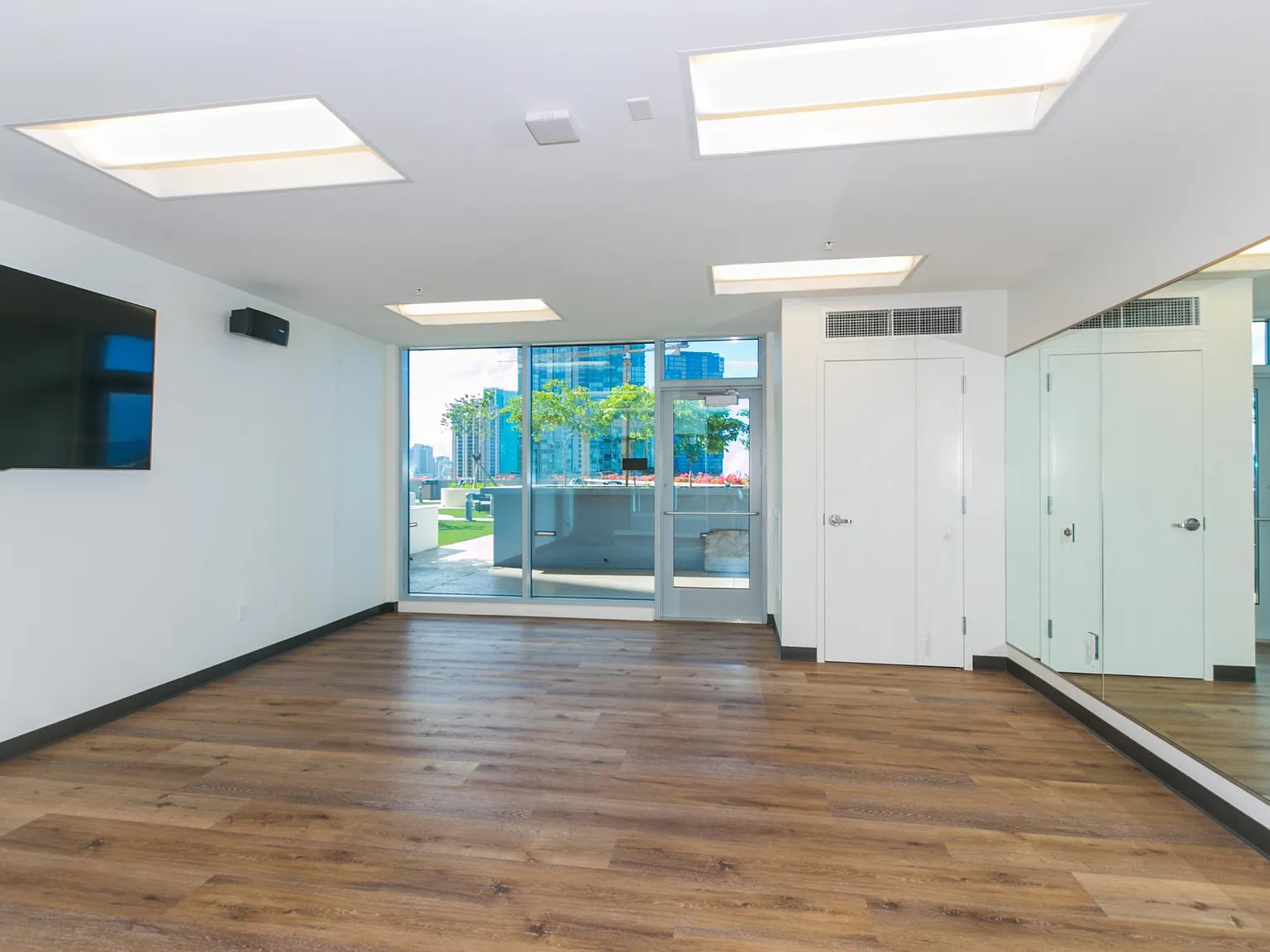 3 bed, 1000 sqft, $4,450 — Photo 2