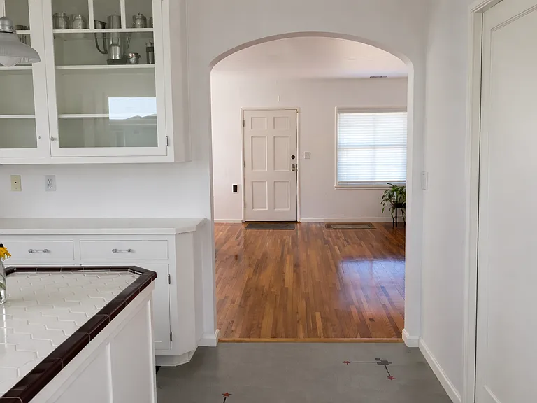 1615 Phillips Ln — Photo 4