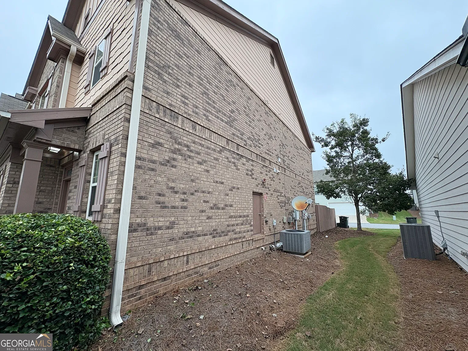 3 bed, 2.5 bath, 1672 sqft, $1,950 — Photo 3