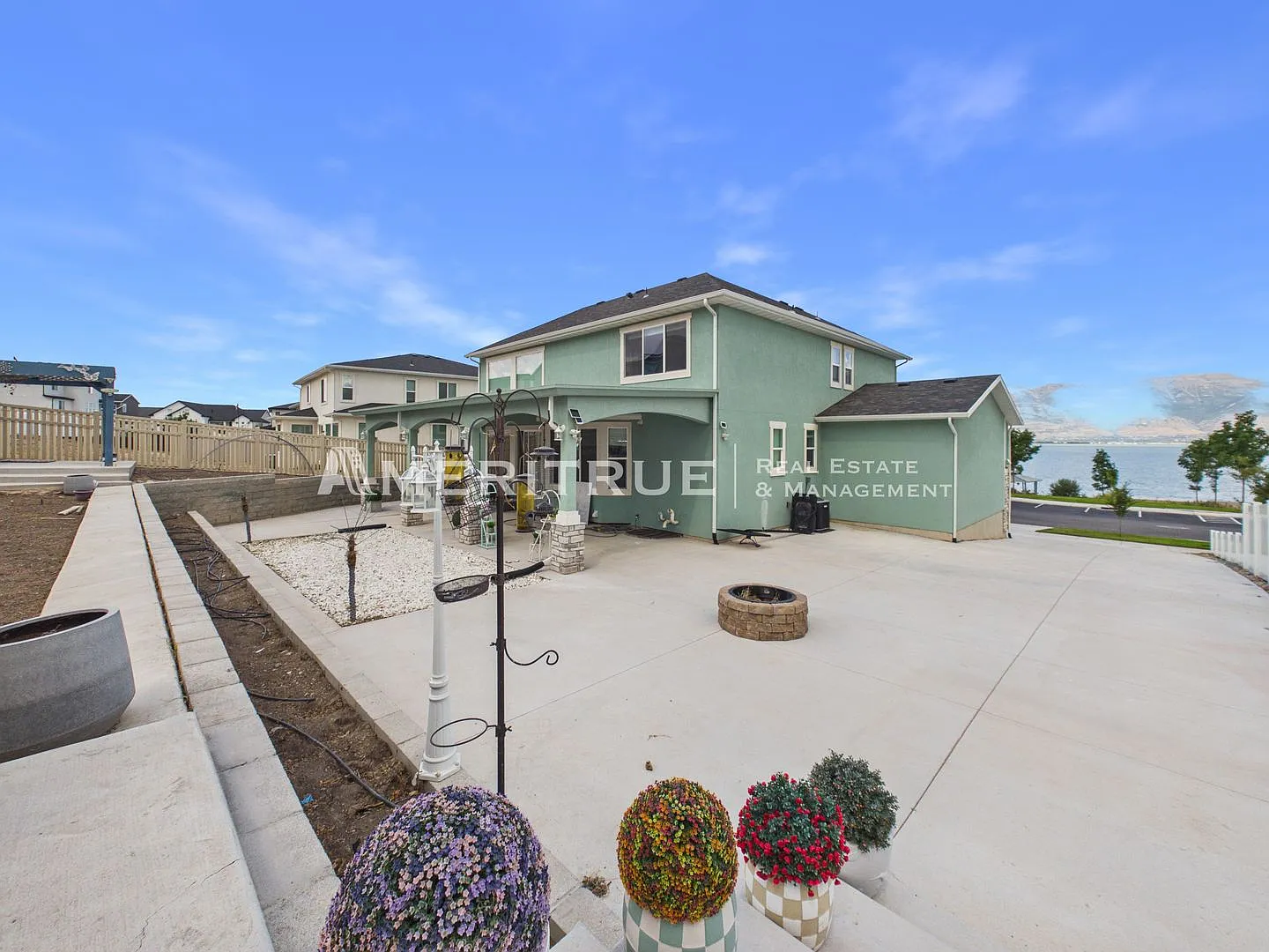 Large luxurious house with view of beautiful Utah Lake! — Photo 4
