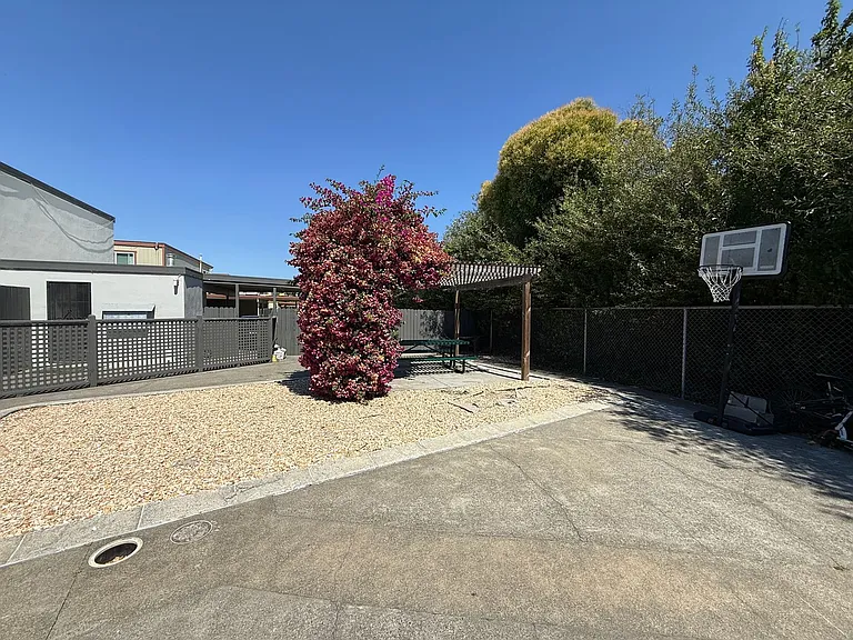 1308-1310 Leafwood — Photo 12