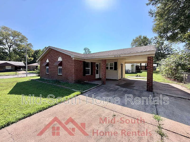 3 bed, 1.0 bath, 1102 sqft, $975 — Photo 2