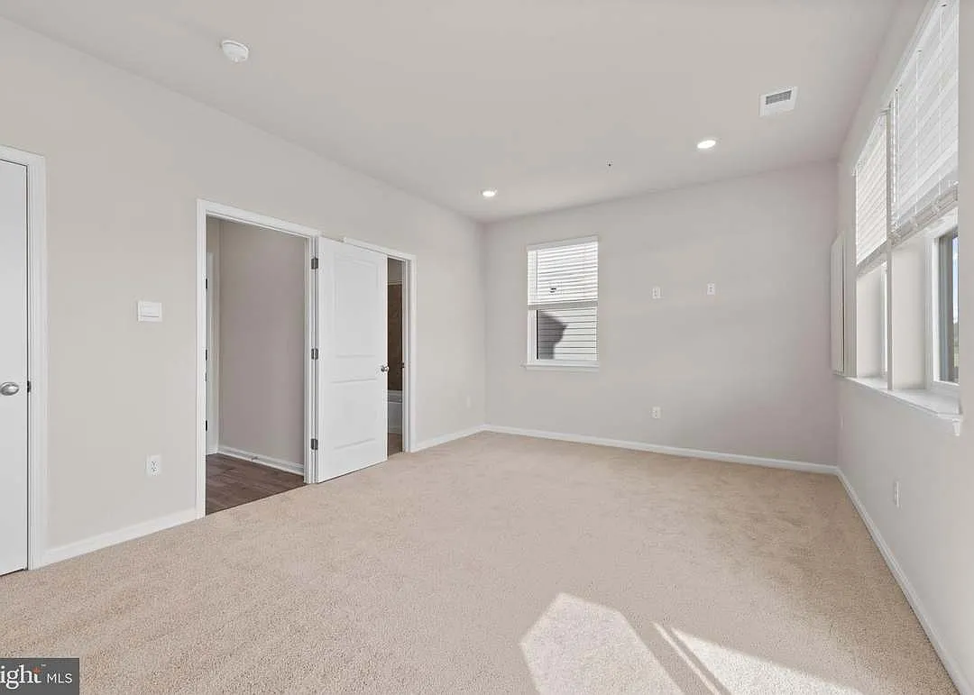4 bed, 3.5 bath, 2270 sqft, $3,200 — Photo 3