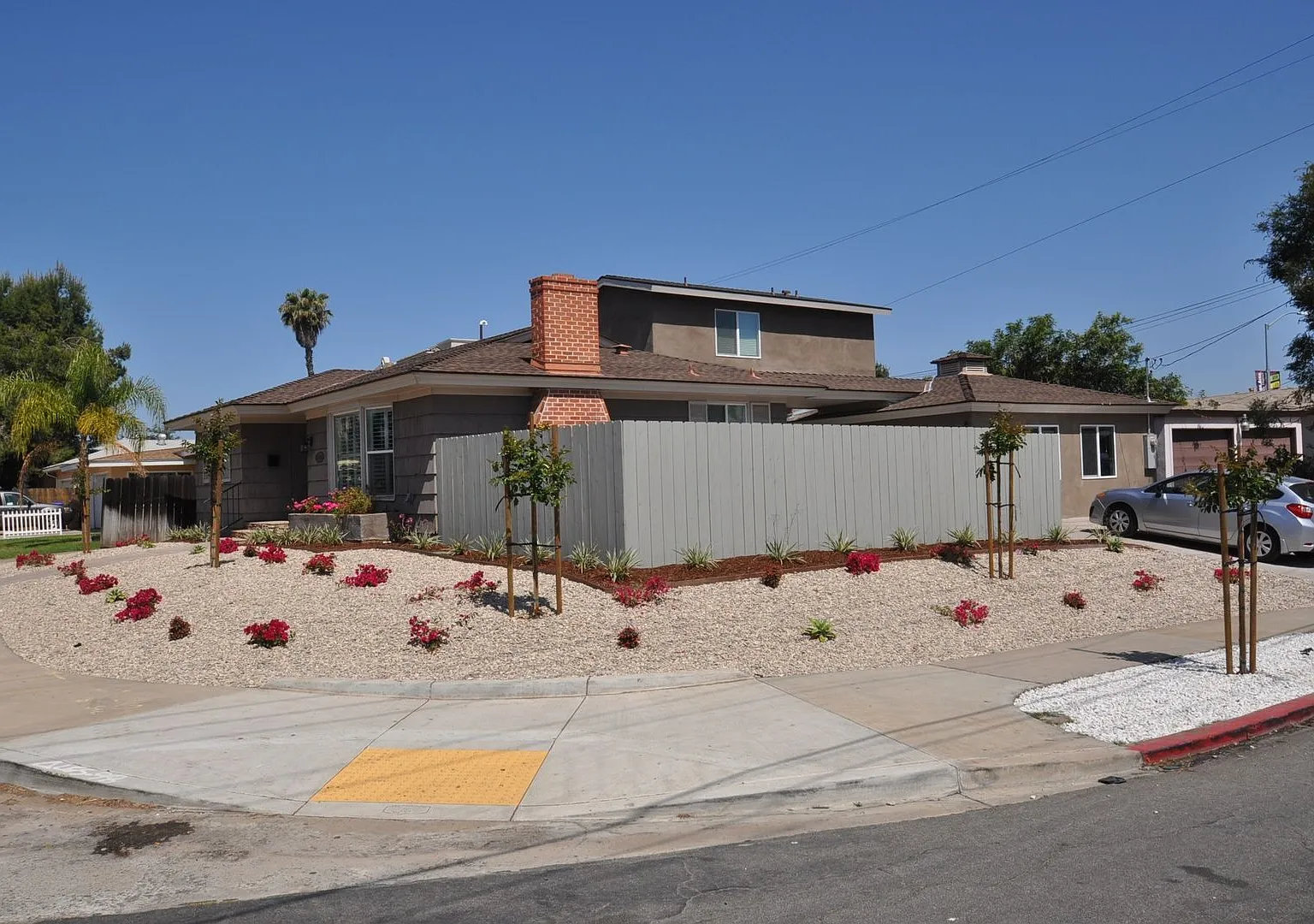 Beautiful 8 Bedroom on the Corner of Mary and 63rd!! — Photo 2