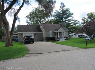 4030 Laforest Dr, Waterford, MI
