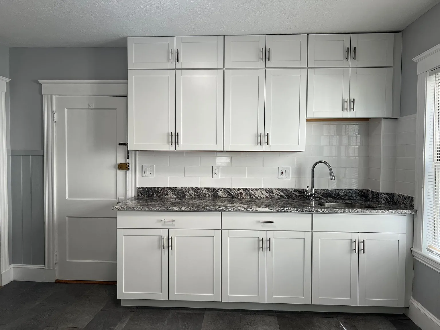 2 bed, 1000 sqft, $2,400 — Photo 2