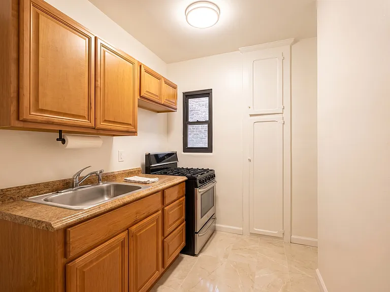 240 E 24th St #4G — Photo 4