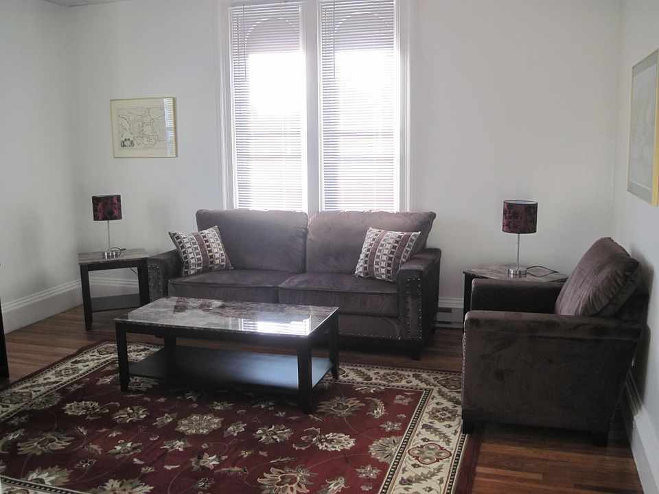 Fully furnished livingroom with cable