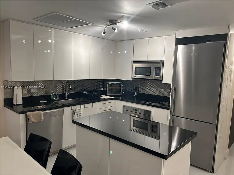 92 SW 3rd St #3703 — Photo 9