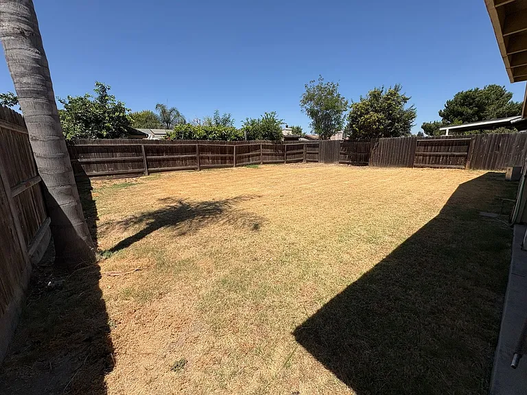 869 Belmont St — Photo 27