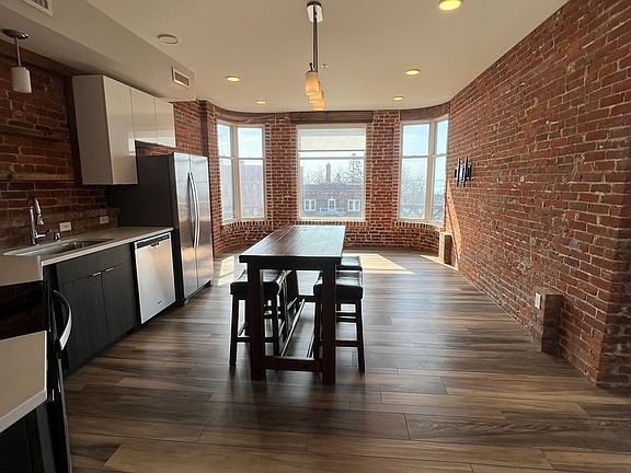4th image of 1509 E Superior St #300