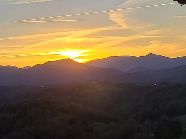 310 Sunset Mountain Rd, Bakersville, NC 28705