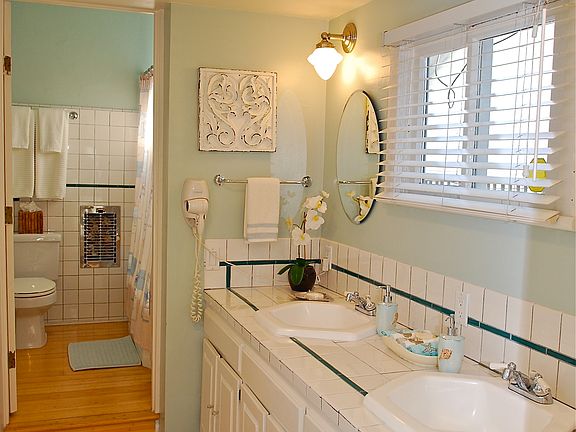 Full Bathroom w/2sinks