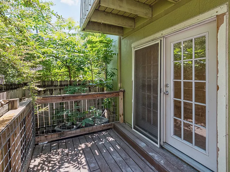 2110 Kinney Ave — Photo 19