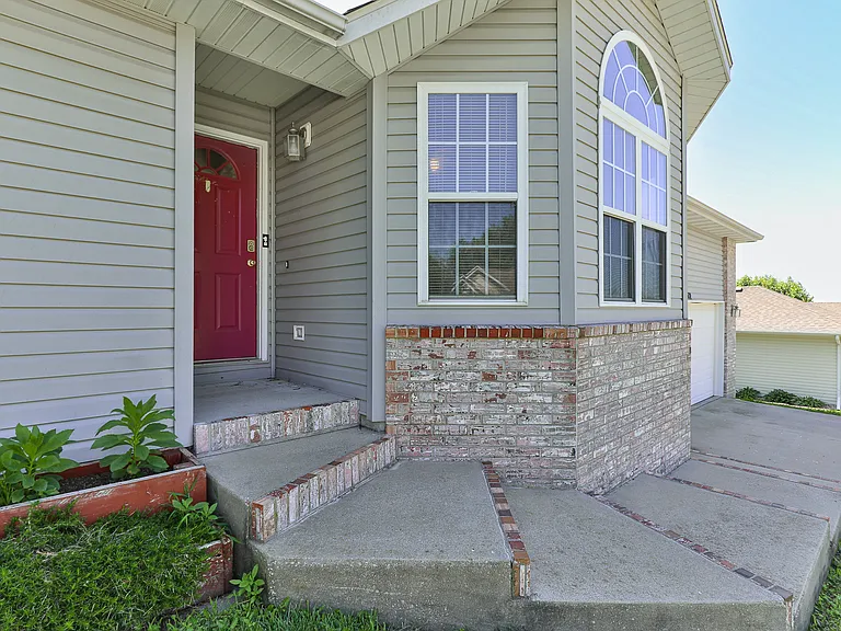 Steps up to entrance of home