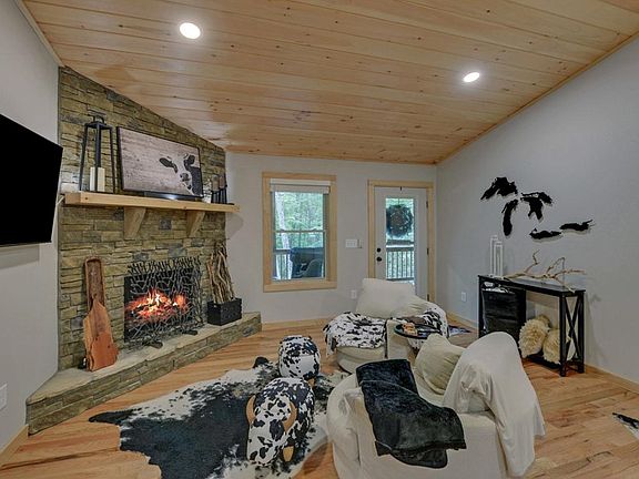 3rd image of 95 Deer Valley Ln