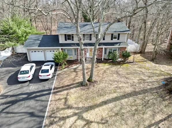 8 Julia Circle, East Setauket, NY 11733
