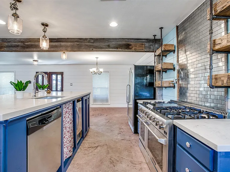 8503 Manhattan Dr — Photo 22