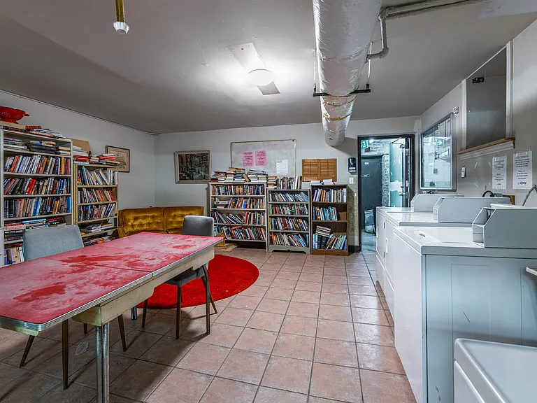 320 Lonsdale Rd — Photo 13