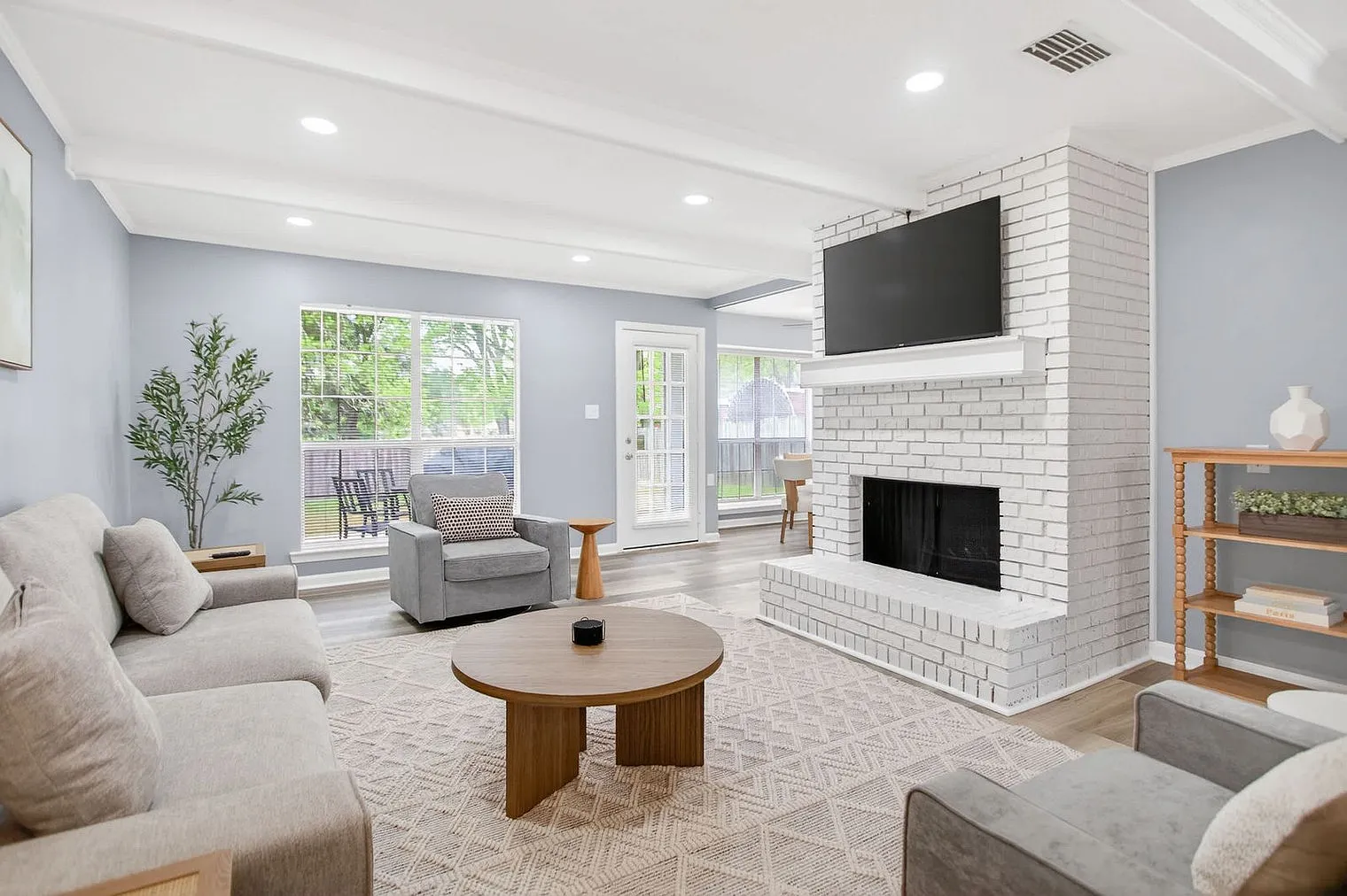 4 bed, 1.0 bath, 1679 sqft, $5,746 — Photo 3