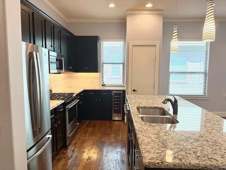 5875 Ross Ave #4 — Photo 4