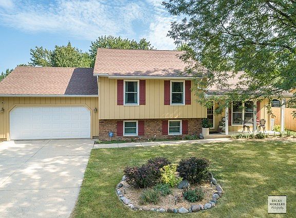 This home has it all...great curb appeal, cozy covered front porch & concrete driveway~Nice neighbor