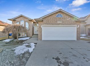 40 Sandy Lake Dr, Leamington, ON N8H 5K4