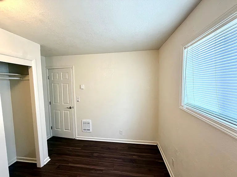 920 Winchester Ave — Photo 10