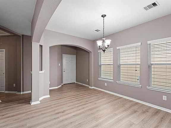 5th image of 1607 Claremont Garden Cir