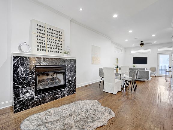 5th image of 2962 N Oakley Ave