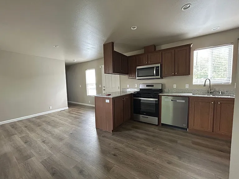 515 E Walnut St — Photo 5