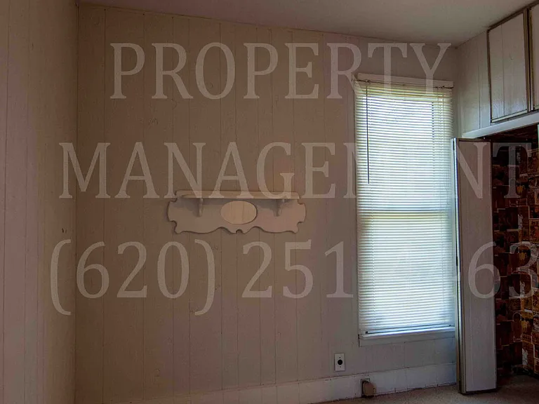 706 W 1st St — Photo 28