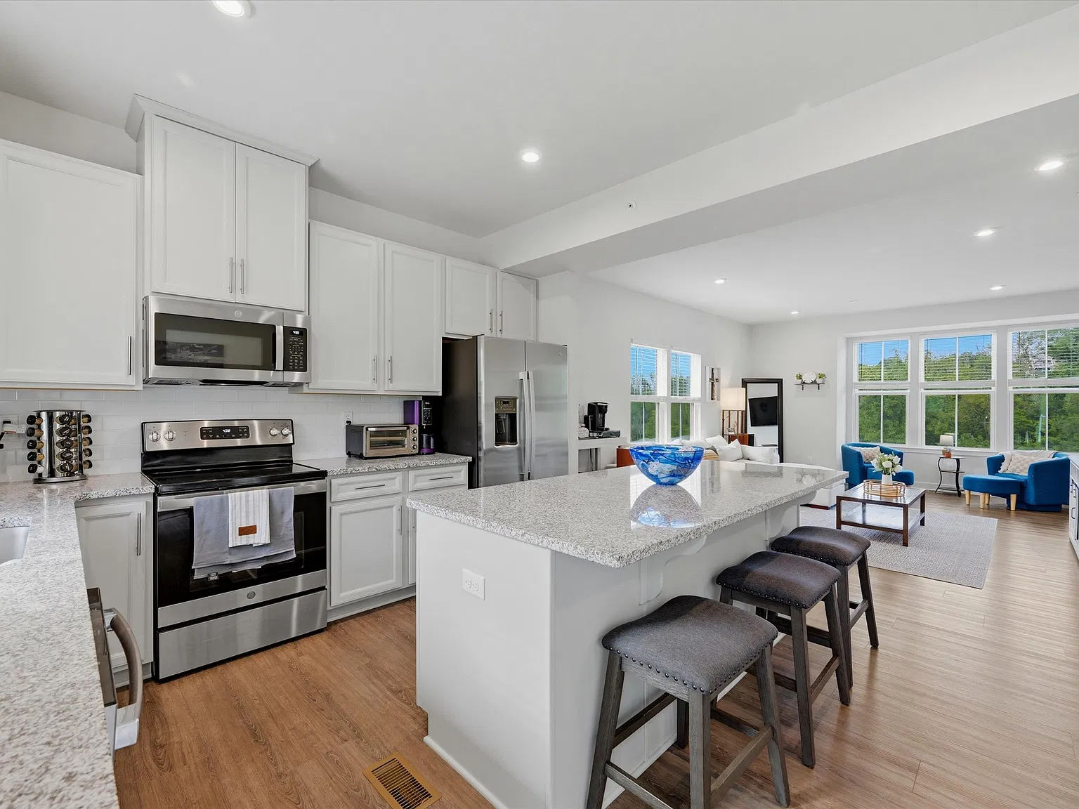 3 bed, 2.5 bath, 1744 sqft, $2,500 — Photo 3