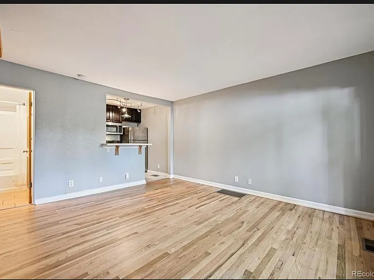 W 35th Ave — Photo 15