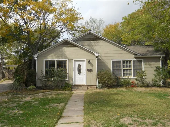 702 Edgemore Dr, Bryan, TX 77802