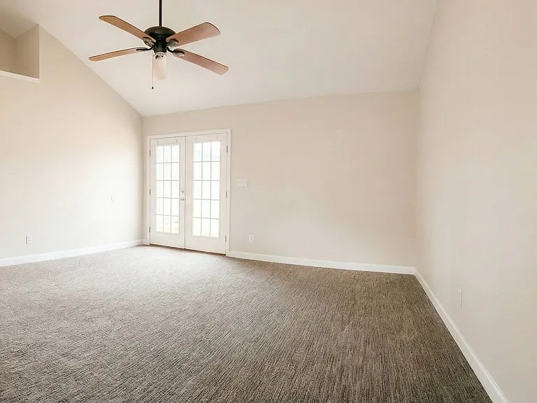 402 Laurel St — Photo 8