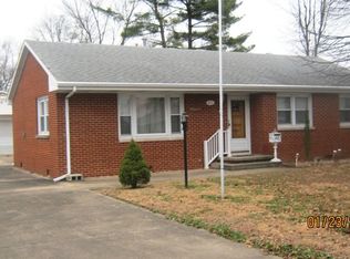 831 E 3rd St, Flora, IL 62839