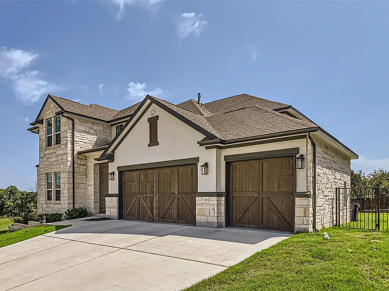 704 Palamos Dr — Photo 2