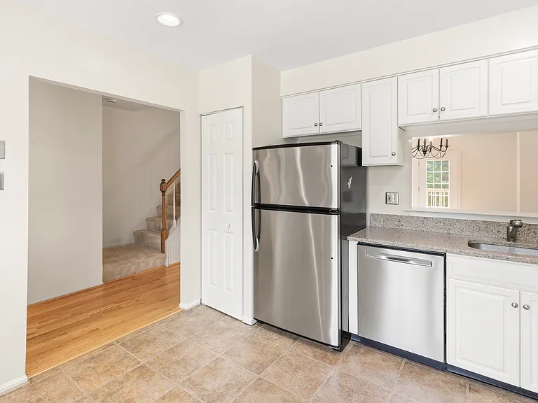 Kitchen (alt view)