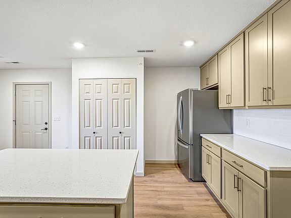 3rd image of 815 6th St SE Unit 1
