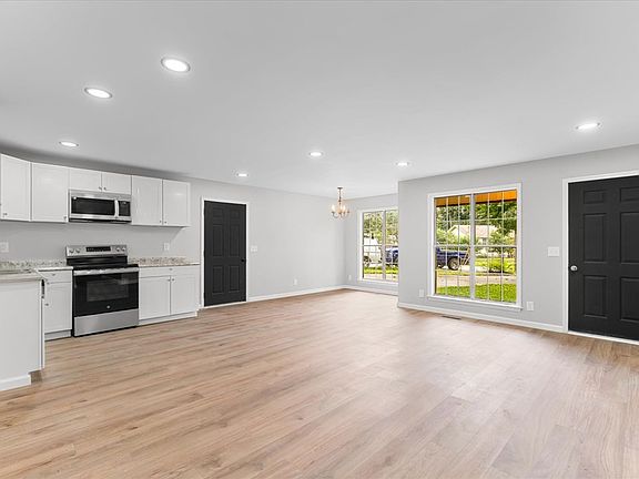 5th image of 629 Mahogany Ln NW