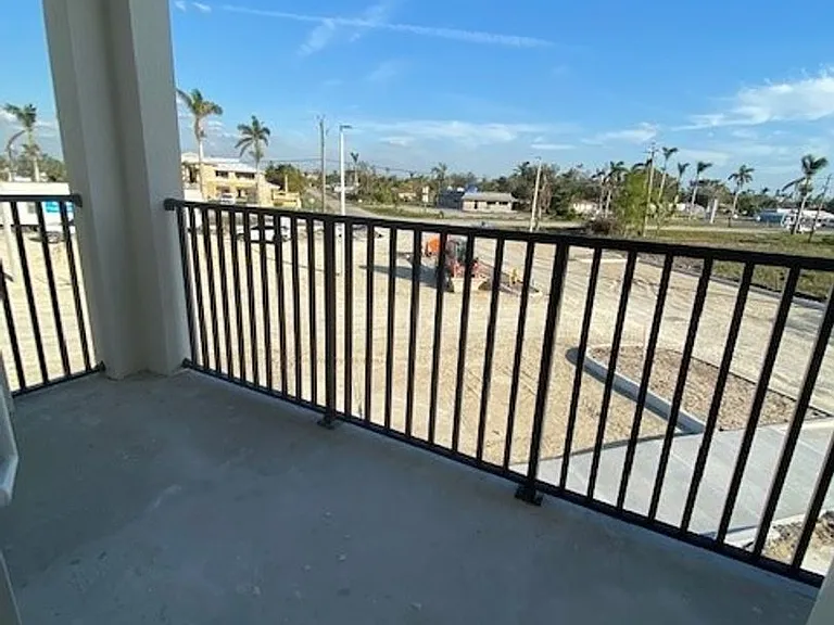 San Carlos Apartments — Photo 41