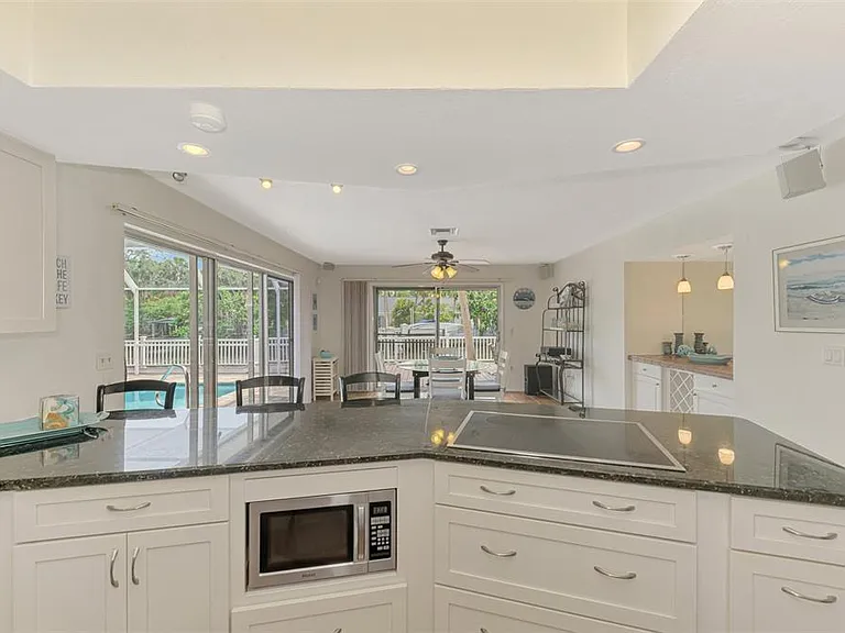 4946 Commonwealth Dr — Photo 25