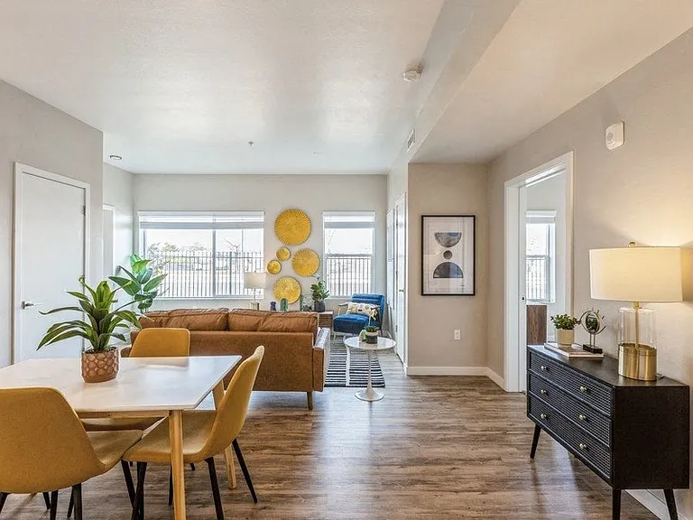Parq Crossing Apartments — Photo 3