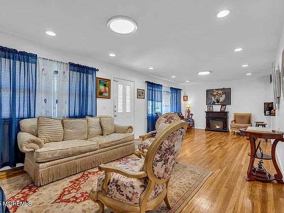 4th image of 597 Huckleberry Lane