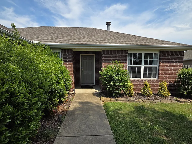 907 SW River Rock St — Photo 2