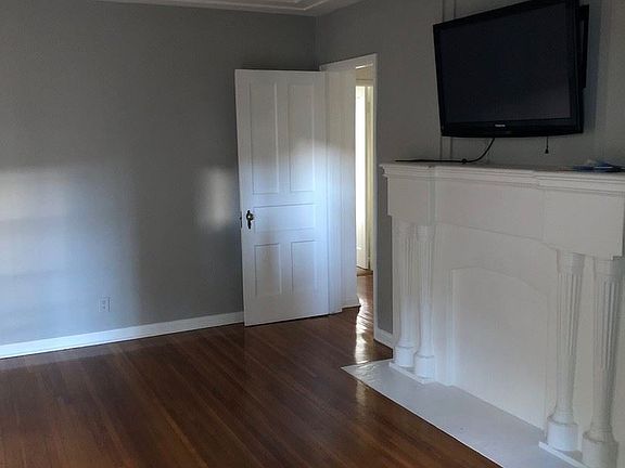 2nd image of 335 N Genesee Ave #335
