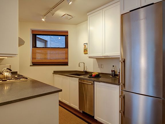 3rd image of 422 W 20th St APT 3D