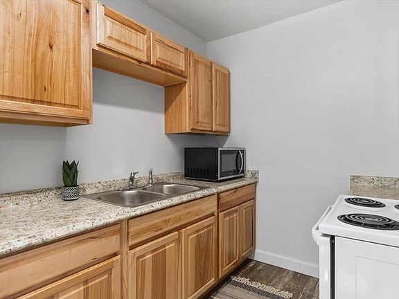 5th image of 216 12th St W #216